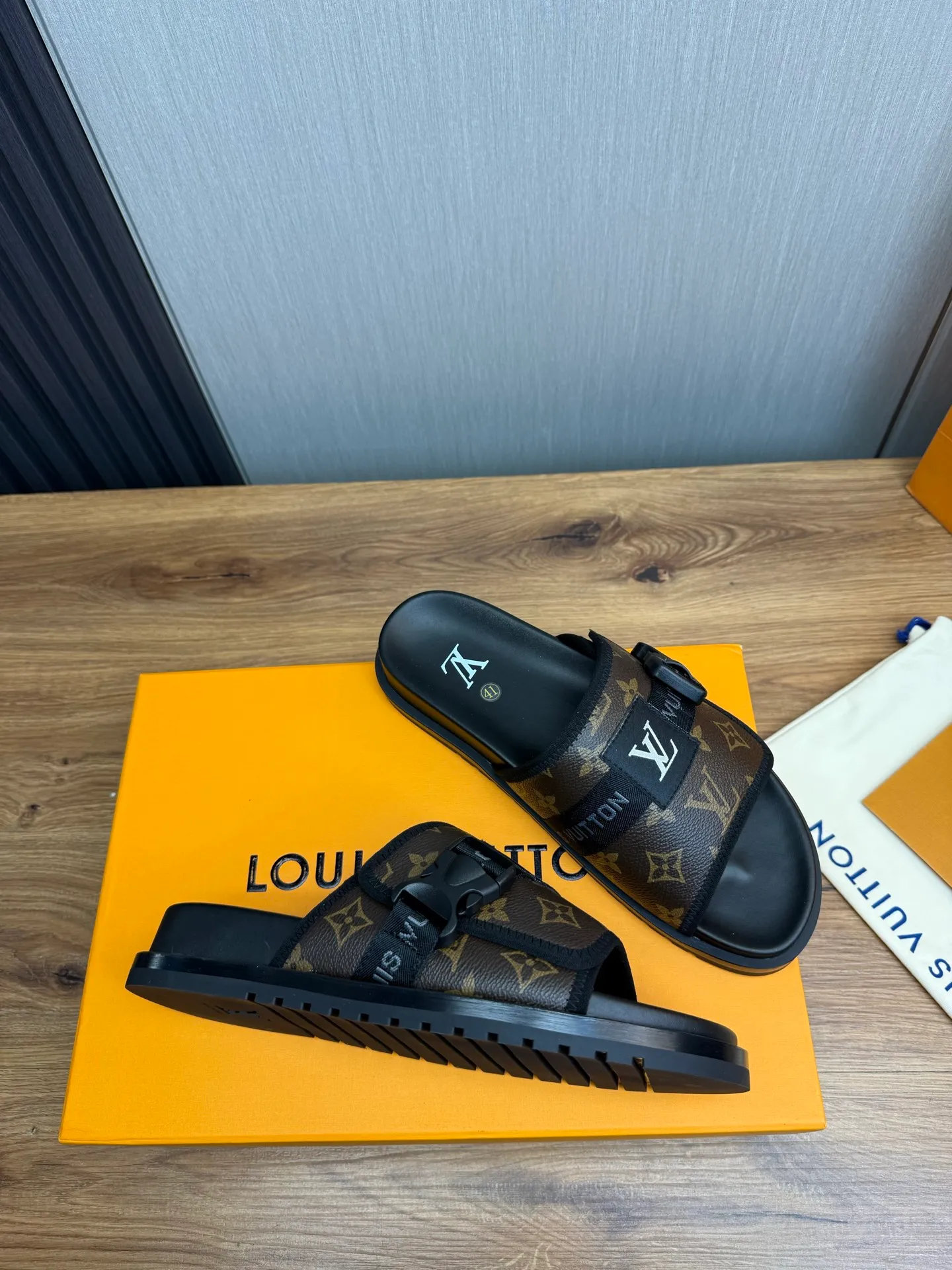 Men's shoes 💰320💰 Lv. hot selling men's slippers 🔥 🩴Official website one to one production 38-45 sizes 45 46 🉑️Customized!